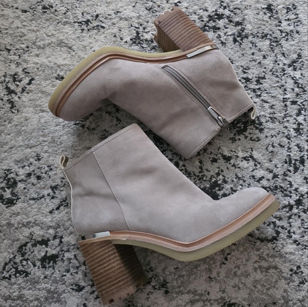 Vince Camuto Suede Lug Sole Block Heel Boots Womens Size 8.5 Gray Beige Boho